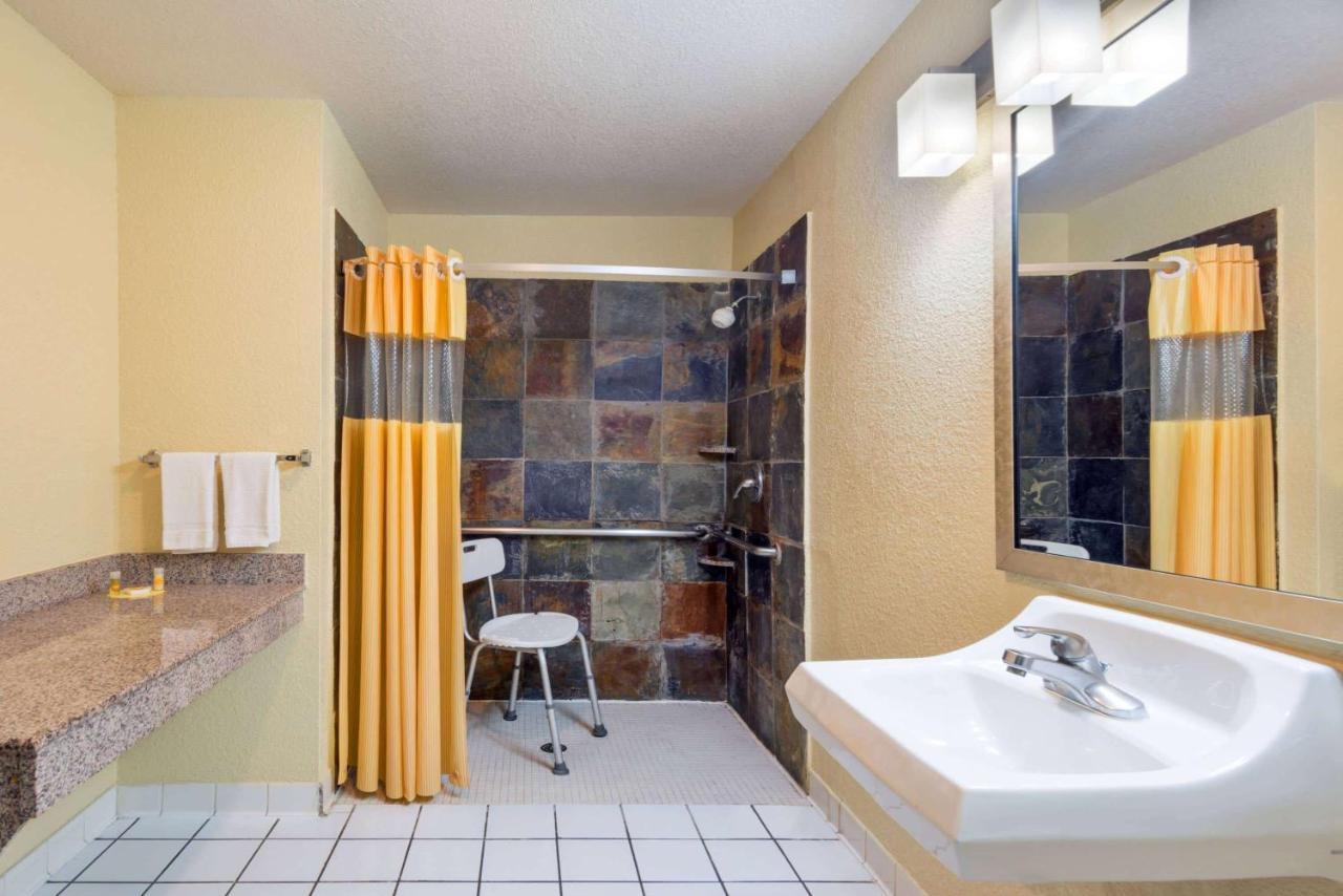 Days Inn By Wyndham Near Seaworld סן אנטוניו מראה חיצוני תמונה
