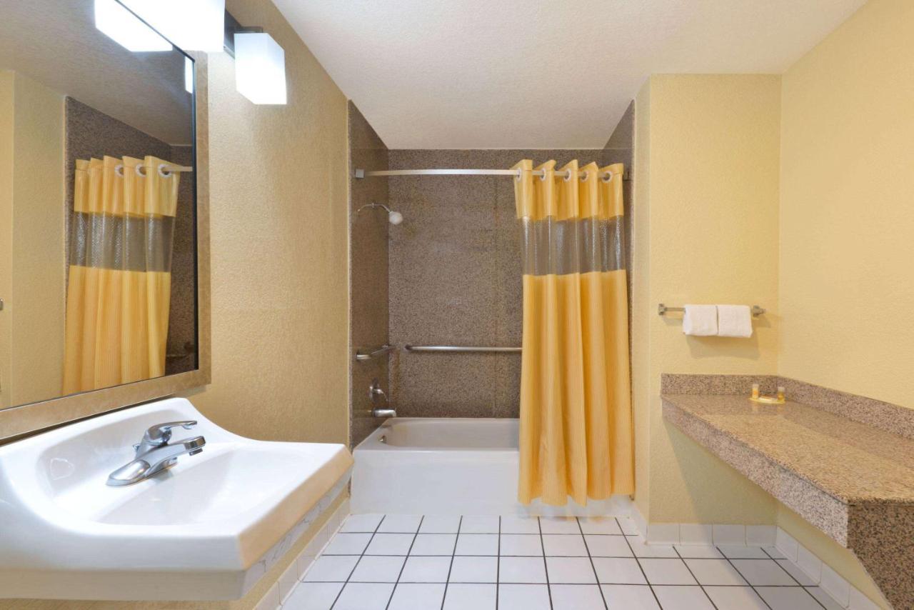 Days Inn By Wyndham Near Seaworld סן אנטוניו מראה חיצוני תמונה