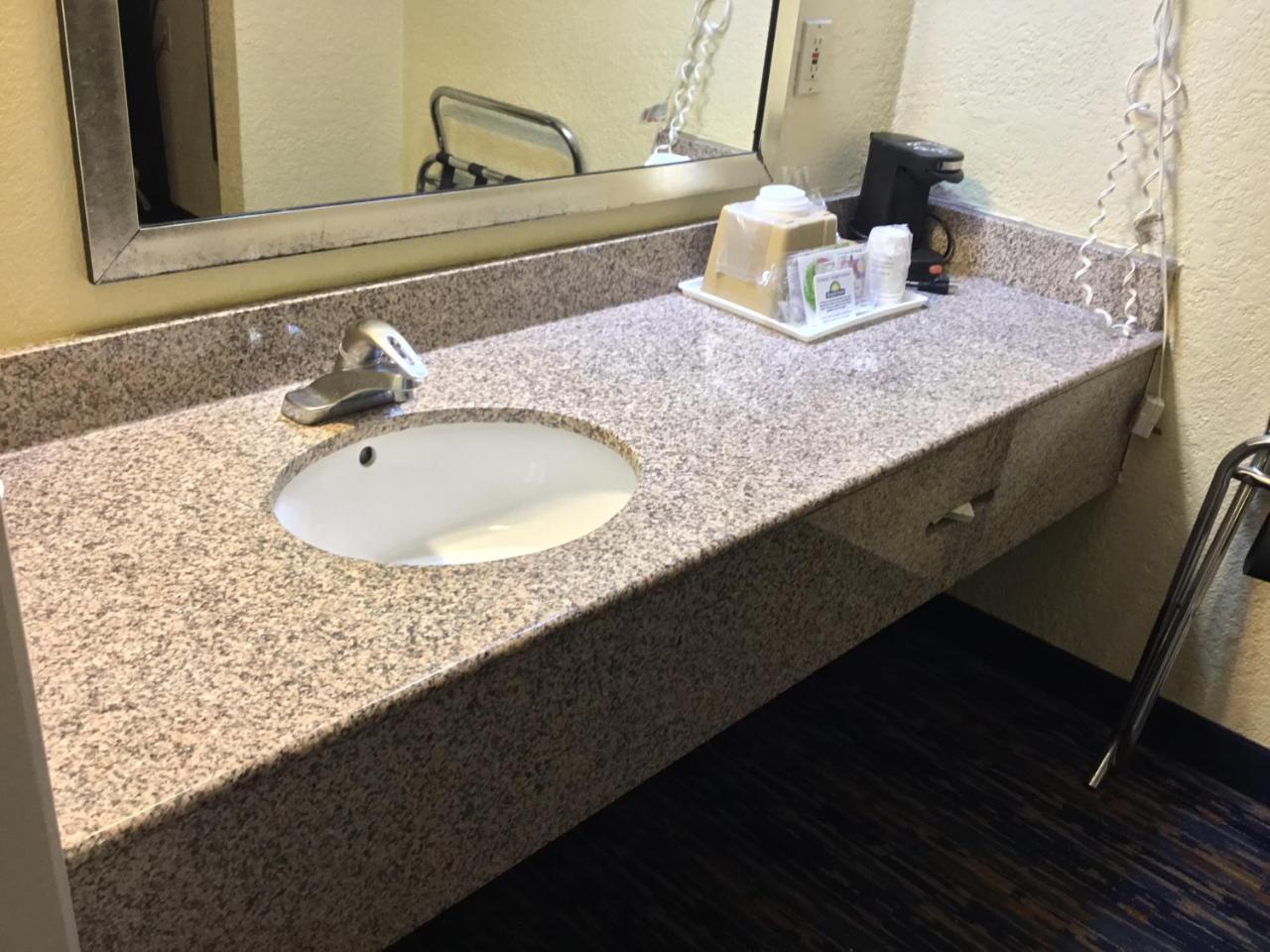 Days Inn By Wyndham Near Seaworld סן אנטוניו מראה חיצוני תמונה